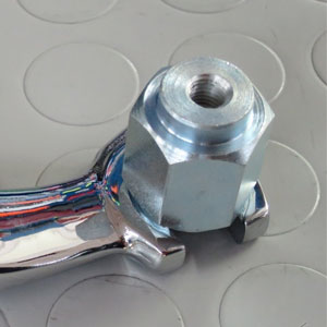 Front hub nuts with integrated damper mounting: All models