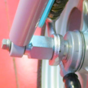 Front hub nuts with integrated damper mounting: All models