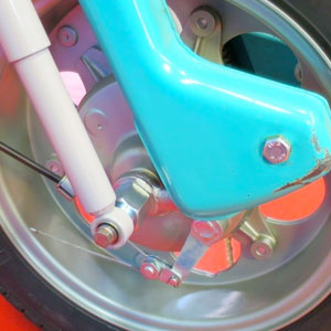 Front hub nuts with integrated damper mounting: All models